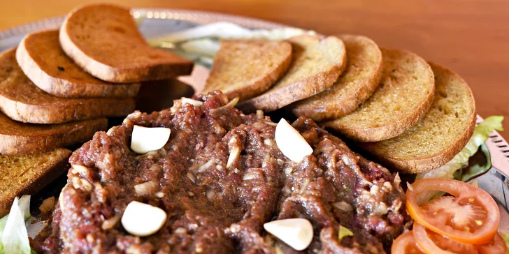 Bašta v rustikální restauraci: 300 g nebo ½ kila míchaného tataráku a 20 topinek
