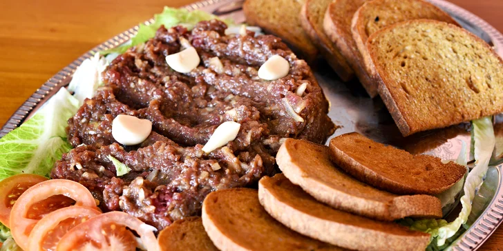 Bašta v rustikální restauraci: 300 g nebo ½ kila míchaného tataráku a 20 topinek