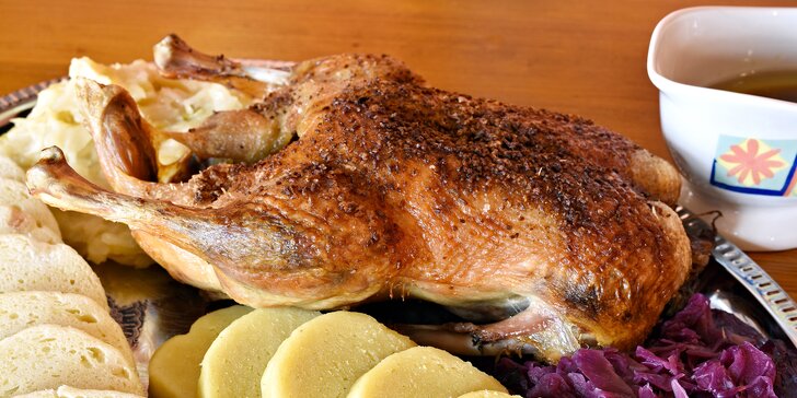 Pečínka jak od babičky: Pomalu pečená 2kilová kachna a dva druhy zelí i knedlíků