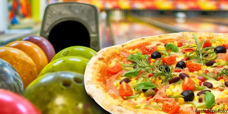 Zábava pro celou partu: 2 křupavé pizzy dle vašeho gusta a hodina bowlingu