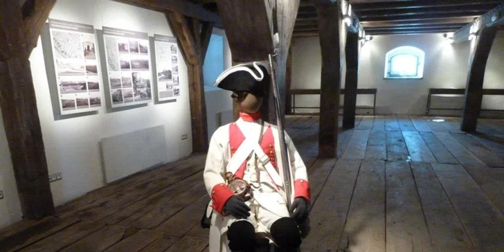 Výlet za historií: Rodinné vstupné do barokní prachárny v Korunní pevnůstce