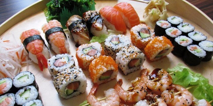 29 nebo 39 sushi kousků a k nim zázvor, wasabi, řasy a salát
