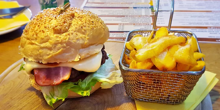 Burger dle výběru a hranolky pro 1 či 2: hovězí, kuřecí, s jalapeños i liškami