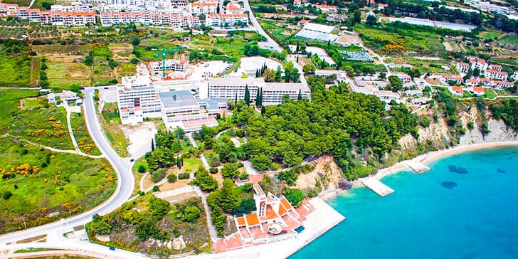 7 nocí ve Splitu jen 100 m od pláže: hotel s polopenzí a pobyt dítěte zdarma