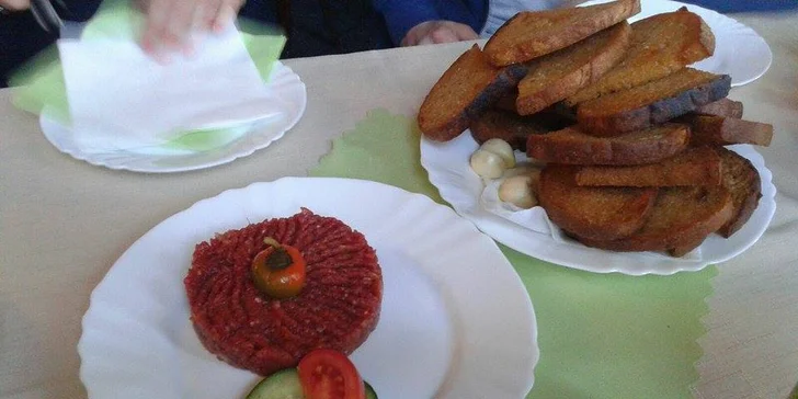 To bude bašta: 300g hovězí tatarák a neomezené množství topinek