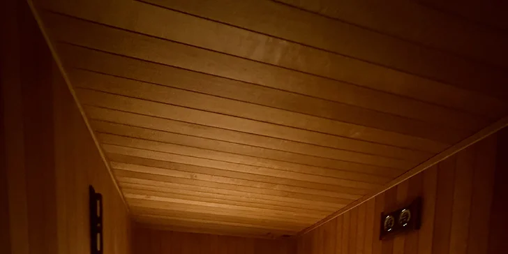 V hotelovém wellness nechybí ani sauna.