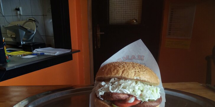 Stavte se pro burger: hovězí, drůbeží nebo vege se zeleninou v centru Plzně