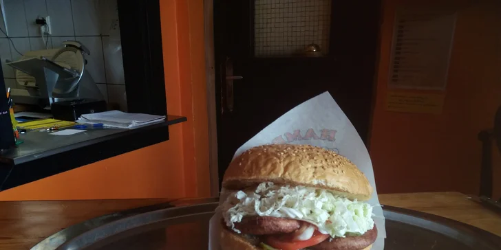 Stavte se pro burger: hovězí nebo drůbeží se zeleninou v centru Plzně