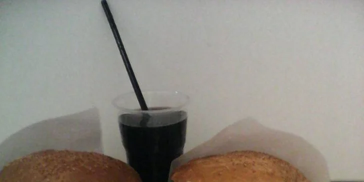 Stavte se pro burger: hovězí nebo drůbeží se zeleninou v centru Plzně