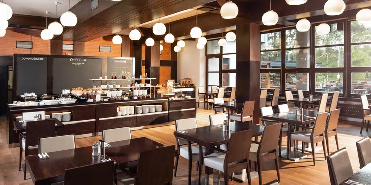 V hotelové restauraci 9 skal si dáte polopenzi. Snídaně jsou formou bufetu, večeře bufetové nebo servírované (dle obsazenosti).