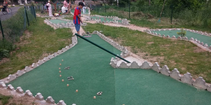 Zábava pro celou rodinu: Hodina adventure golfu, jaký jinde nenajdete