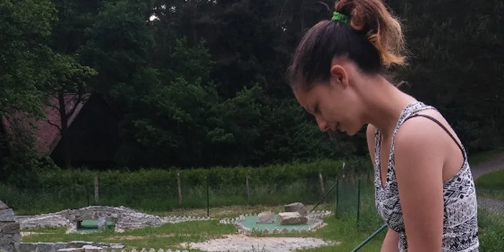 Zábava pro celou rodinu: Hodina adventure golfu, jaký jinde nenajdete