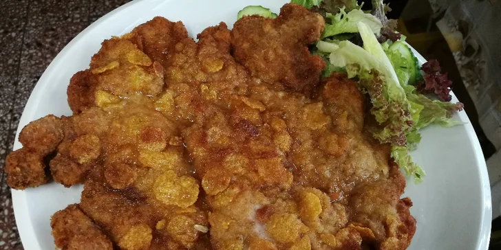 Na jídlo k Hanouskům: Dva 350gramové vepřové řízky v hnačovské restauraci