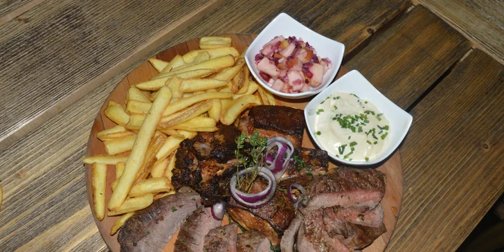 1 kg hovězí hostiny: steaky, žebra, domácí hranolky, dip a salátek pro 2 - 4 jedlíky