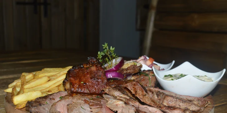 1 kg hovězí hostiny: steaky, žebra, domácí hranolky, dip a salátek pro 2 - 4 jedlíky