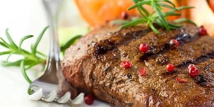 250g Šťavnatý steak z vepřové krkovice s barbecue omáčkou a přílohou