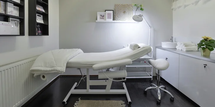 Přístrojová kosmetika zahrnuje odlíčení, aplikaci séra plného vitamínů a potřebných živin, které váš typ pleti vyžaduje. Tato procedura navíc obsahuje i malou úpravu obočí. 