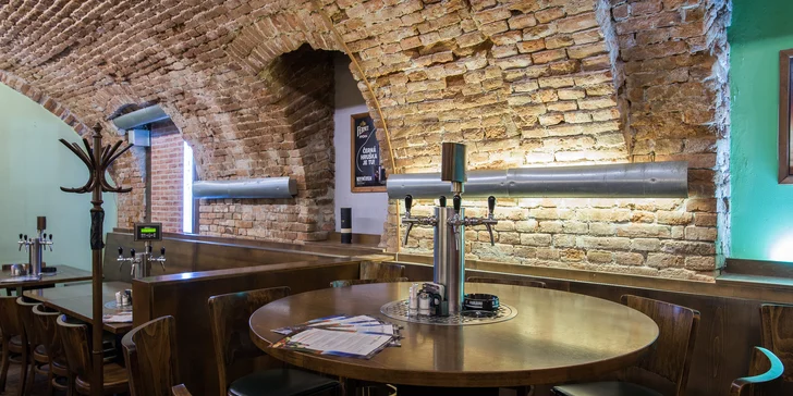 2,5 kg pečeného masa pro partu: bohatá hostina se samovýčepem na stole