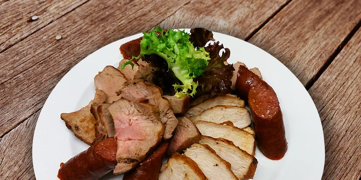 Grilované steaky, panenky, klobásy a bramborové lupínky: 400 nebo 1000 g masa