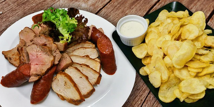 Grilované steaky, panenky, klobásy a bramborové lupínky: 400 nebo 1000 g masa
