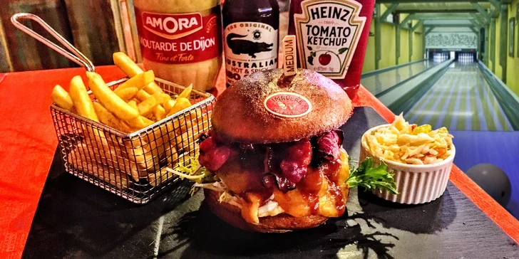 Hodina bowlingu až pro 12 hráčů a dva burgery i v bezlepkové úpravě