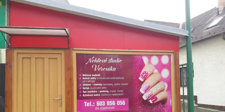 Manikúra včetně lakování barevným gel lakem