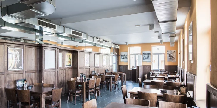 Burger menu s domácím bulkou, hranolky i cibulovými kroužky