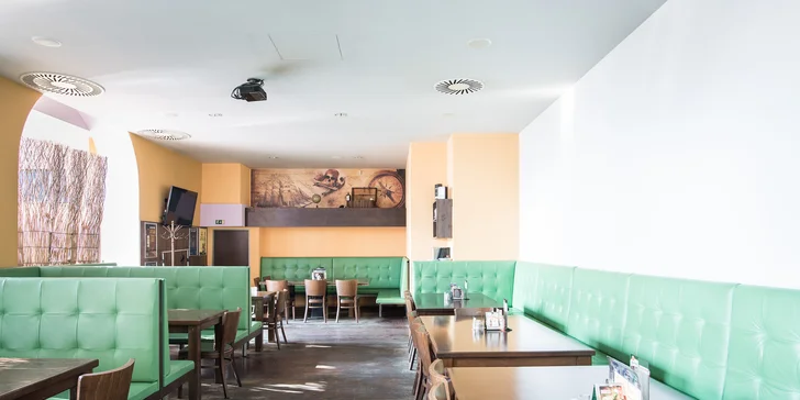 Burger menu s domácím bulkou, hranolky i cibulovými kroužky
