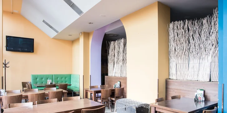 Burger menu s domácím bulkou, hranolky i cibulovými kroužky