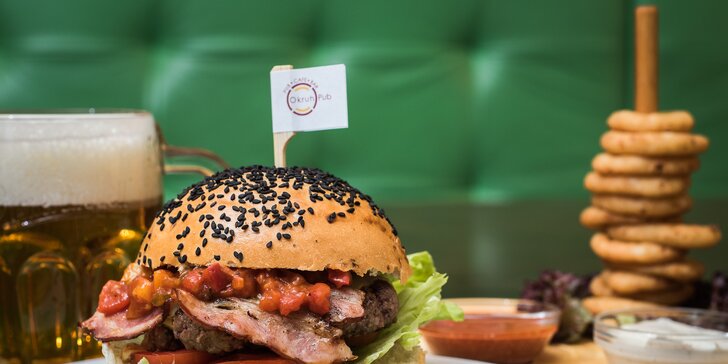 Burger menu s domácím bulkou, hranolky i cibulovými kroužky