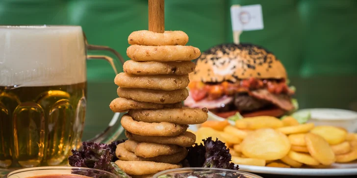 Burger menu s domácím bulkou, hranolky i cibulovými kroužky