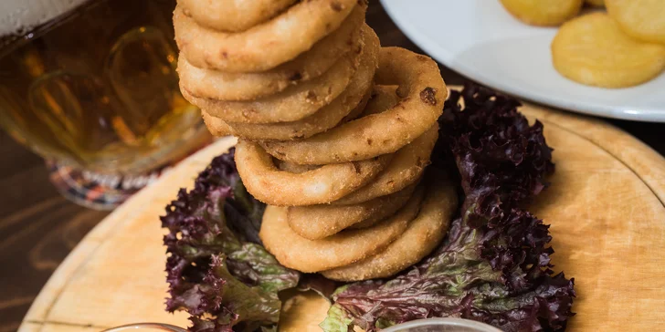 Burger menu s domácím bulkou, hranolky i cibulovými kroužky