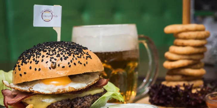 Burger menu s domácím bulkou, hranolky i cibulovými kroužky