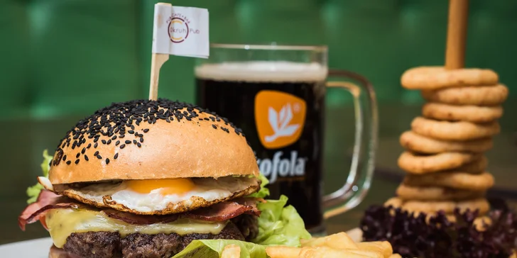 Burger menu s domácím bulkou, hranolky i cibulovými kroužky