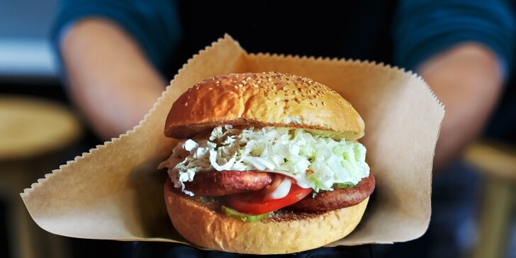 Stavte se pro burger: hovězí, drůbeží nebo vege se zeleninou v centru Plzně