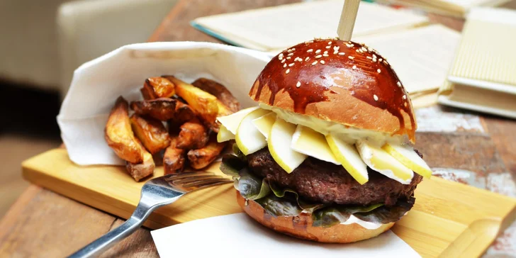 Bohaté burger menu v srdci Karlína včetně domácích hranolků a tatarky