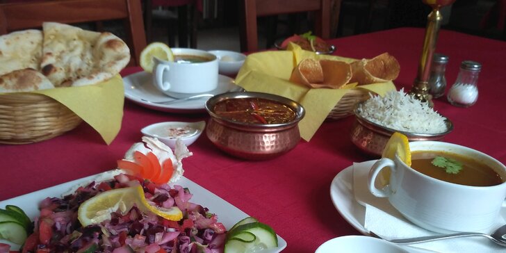 Pravé indické menu se vším všudy: tradiční pokrmy vč. salátu a dezertu
