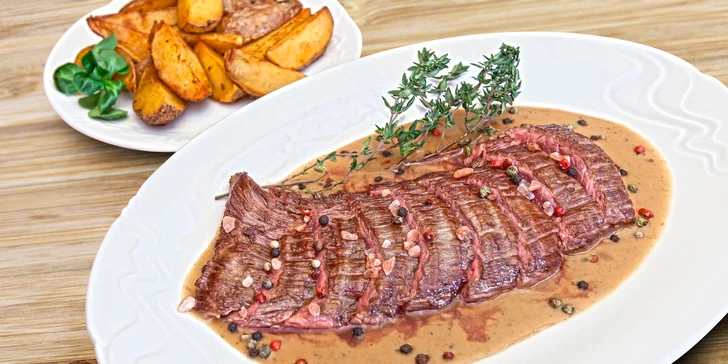 Ve dvou na maso: Pořádný hovězí flank steak s pepřovou nebo houbovou omáčkou