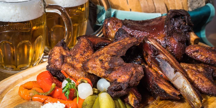 2,5 kg pečeného masa pro partu: bohatá hostina se samovýčepem na stole