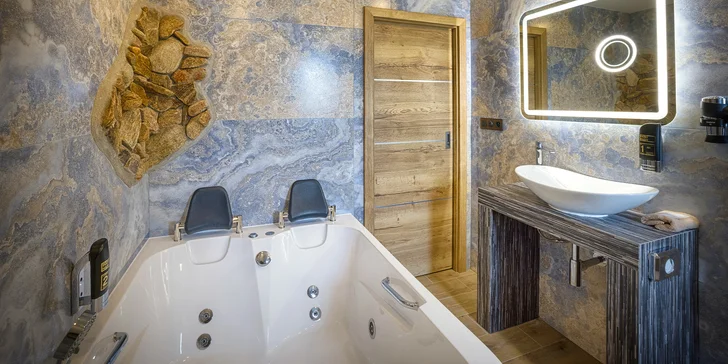 Každý apartmán má koupelnu s velkou vířivou vanou.