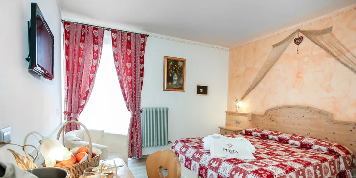 Pokoj Deluxe je prostornější a má balkon.