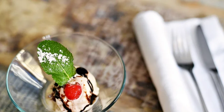 Ochutnejte řeckou kuchyni: velkolepé degustační menu pro dva s lahví vína či bez