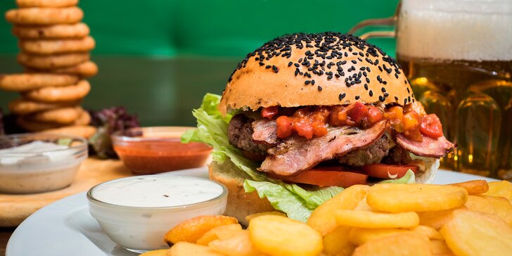 Burger menu s domácím bulkou, hranolky i cibulovými kroužky