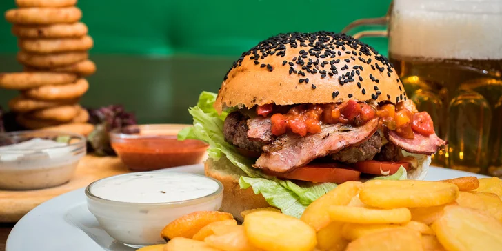 Burger menu s domácím bulkou, hranolky i cibulovými kroužky