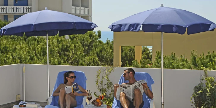 Hotel má vlastnú súkromnú pláž, kam máte neobmedzený prístup, k dispozícii sú tu ležadlá, slnečníky a stoličky.
