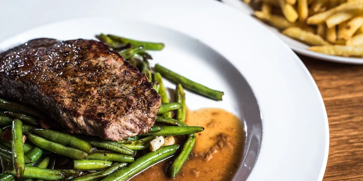 Požitek ze šťavnatého masa: Sirloin steak z mladého býčka v centru Brna