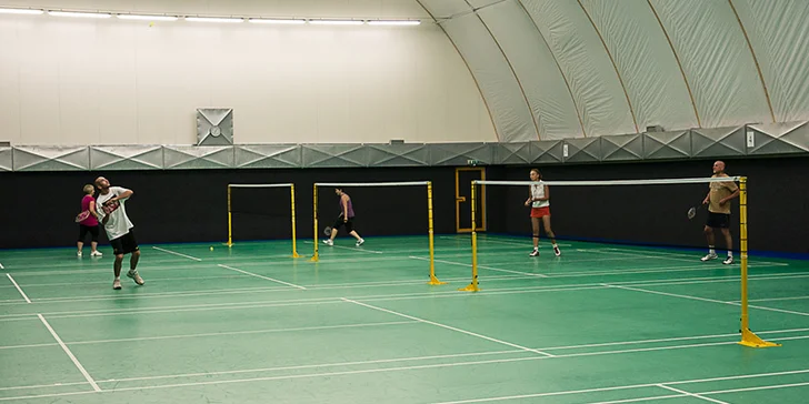 Zajděte si s kolegy nebo kamarády po práci pinknout badminton k Hectorovi. 