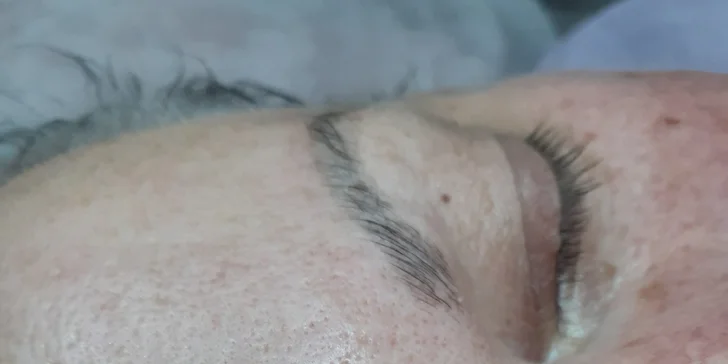 Obočí bude na pohled hustší, výraznější a vždy pěkně upravené. 

