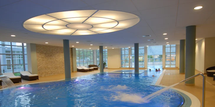V hotelovém wellness si užijete vodní atrakce v podobě bazénu s masážními tryskami a gejzíry, naložit se můžete do dvou jacuzzi. 
