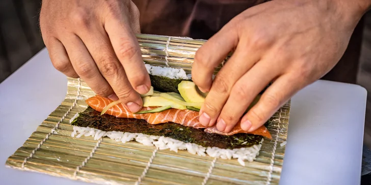 V nabídce je kurz pro ty, kteří se sushi teprve začínají, i pro ty, kteří už s hůlkami, rýží a řasami mají nějaké zkušenosti.